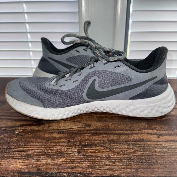 Nike Girls Revolution 5 BQ5671-008 Gray Running Shoes Sneakers Size 5Y - Picture 4 of 9